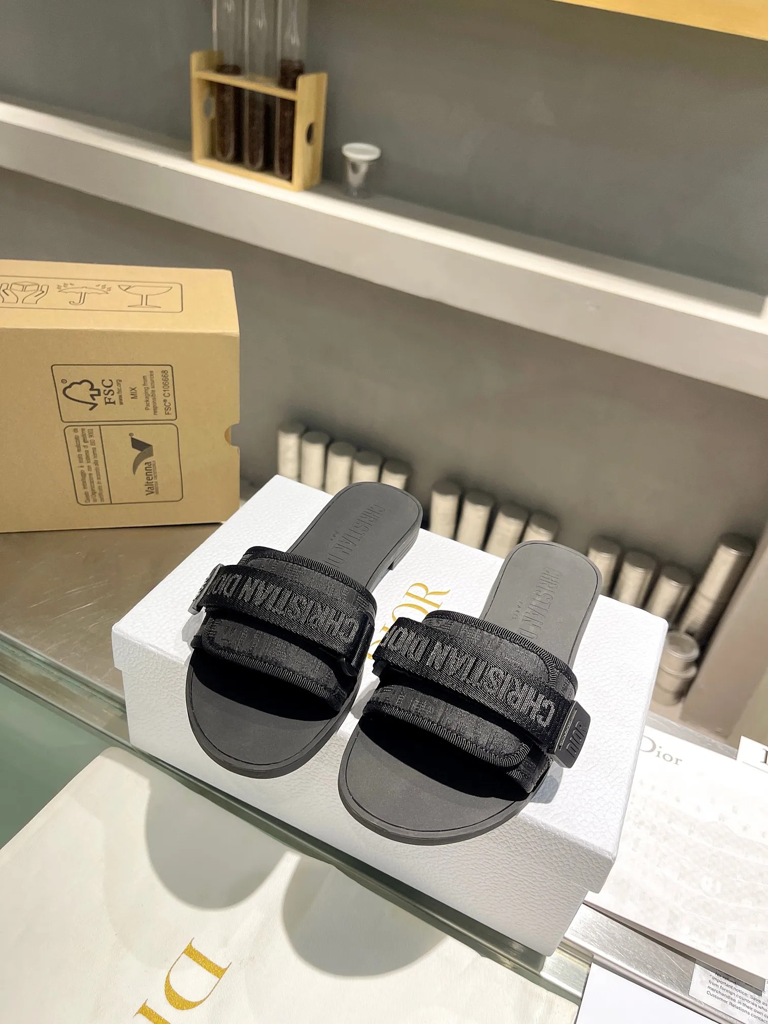 P360👟👟 Dior 2024 latest Velcro buckle sandals series new colors! A perfect replica of the original version. The most popular color matching fabric has a strong sense of layering. The original molded high-end TPU outsole (not ordinary rubber) is very comfortable and easy to walk. The upper materials are all customized from the original version, and the 3D electric embroidered three-dimensional cloth surface is very versatile. A must-have for lazy people in summer, sizes 35-39 (40 41 42 customized)
